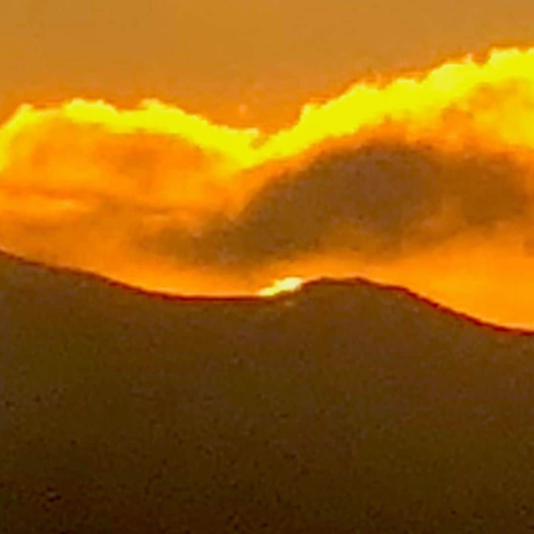 ブライアン・メイさんのインスタグラム写真 - (ブライアン・メイInstagram)「Sunset in San Francisco this evening.  I love this city - always have. Magical. And I love a sunset.  So now I just need to ease my bones enough to thunder through 2 hours 10 minutes of wall-to-wall Queen classics tomorrow night in .... San Jose !!! Yay ! 💥💥💥💥 I always look for the GREEN FLASH - as the last direct rays from the Sun disappear from a clear horizon. I think tonight I got lucky - what do you think ? !  Oh yes ! How was Oracle Park tonight, Bay Area Guys ?!!! Bri」7月14日 13時13分 - brianmayforreal