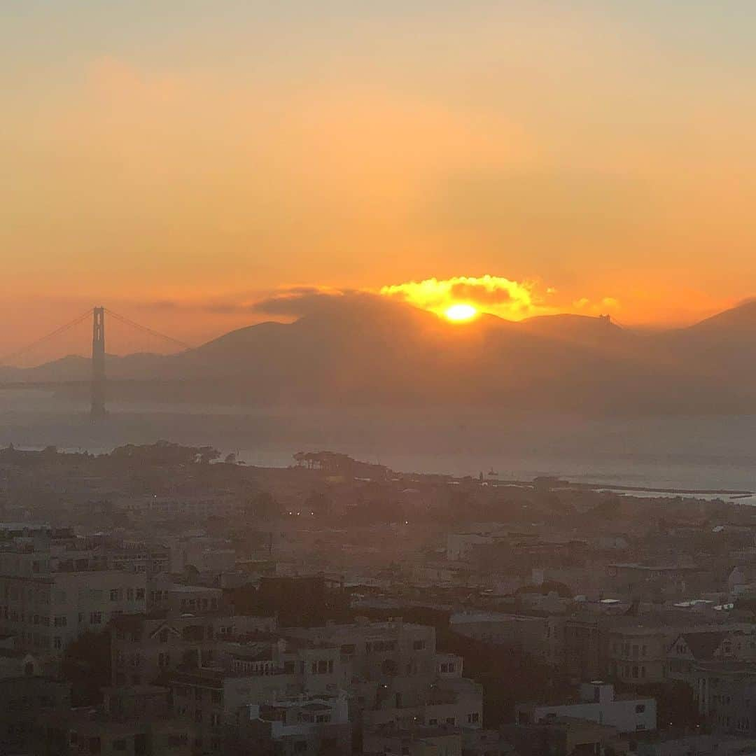 ブライアン・メイさんのインスタグラム写真 - (ブライアン・メイInstagram)「Sunset in San Francisco this evening.  I love this city - always have. Magical. And I love a sunset.  So now I just need to ease my bones enough to thunder through 2 hours 10 minutes of wall-to-wall Queen classics tomorrow night in .... San Jose !!! Yay ! 💥💥💥💥 I always look for the GREEN FLASH - as the last direct rays from the Sun disappear from a clear horizon. I think tonight I got lucky - what do you think ? !  Oh yes ! How was Oracle Park tonight, Bay Area Guys ?!!! Bri」7月14日 13時13分 - brianmayforreal