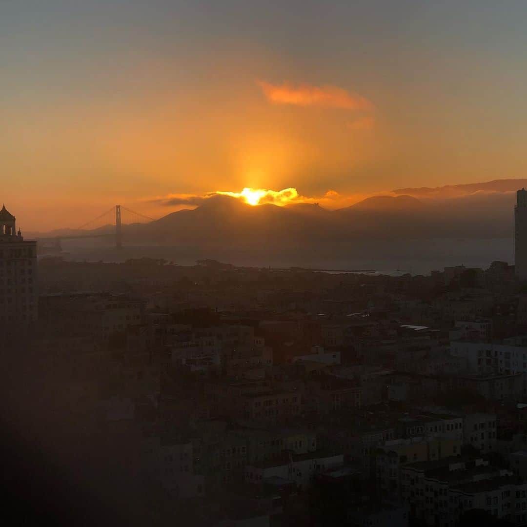 ブライアン・メイさんのインスタグラム写真 - (ブライアン・メイInstagram)「Sunset in San Francisco this evening.  I love this city - always have. Magical. And I love a sunset.  So now I just need to ease my bones enough to thunder through 2 hours 10 minutes of wall-to-wall Queen classics tomorrow night in .... San Jose !!! Yay ! 💥💥💥💥 I always look for the GREEN FLASH - as the last direct rays from the Sun disappear from a clear horizon. I think tonight I got lucky - what do you think ? !  Oh yes ! How was Oracle Park tonight, Bay Area Guys ?!!! Bri」7月14日 13時13分 - brianmayforreal