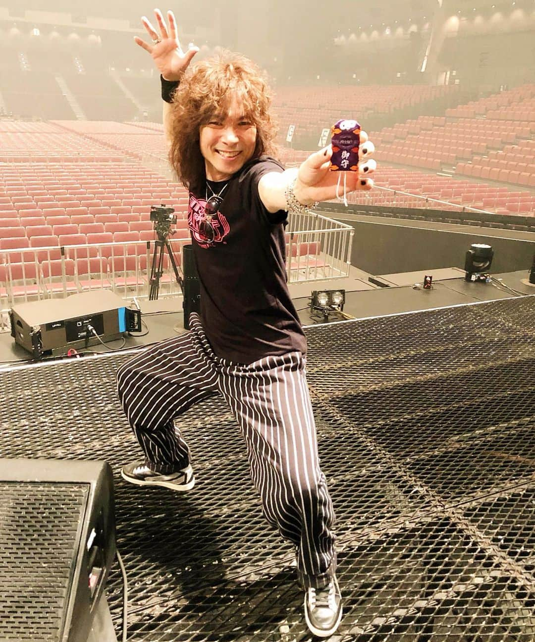 広瀬"HEESEY"洋一さんのインスタグラム写真 - (広瀬"HEESEY"洋一Instagram)「THE YELLOW MONKEY SUPER JAPAN TOUR 2019 『-GRATEFUL SPOONFUL-』。本日はマリンメッセ福岡DAY 2。昨夜のDAY 1は博多祇園山笠と相まって狂乱の祭宴になったとです。 今宵も「黄猿流」は、ほんなこつバリバリにアゲアゲたい!! コチラ、自分のソログッズの御守を掲げて「飾り山笠」ポーズのおいどん。 オイサっ、オイサっ、お祭りばい♥️」7月14日 13時17分 - heesey0419