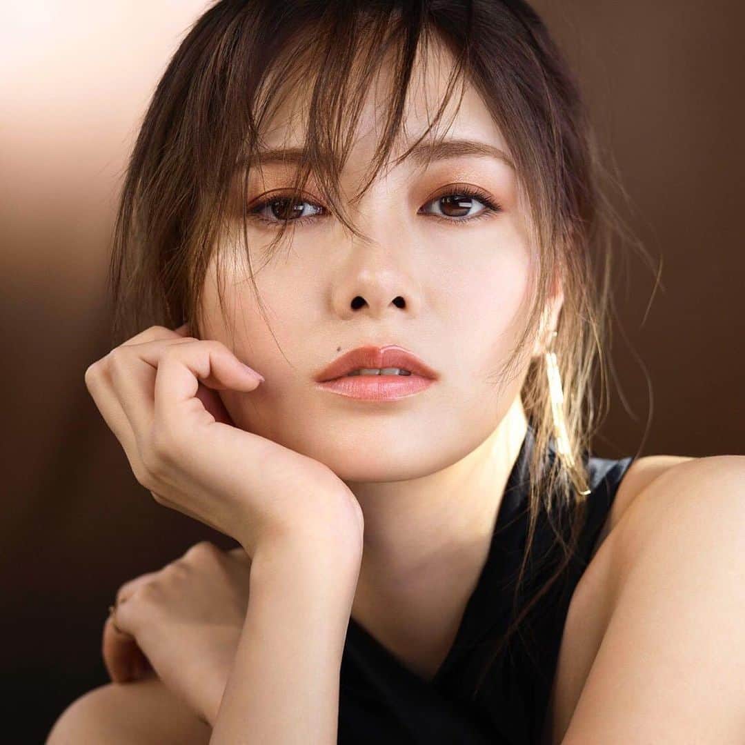 のインスタグラム：「マキアージュの新しい広告💕 アザーカットもステキなのたくさんありました。 大人っぽいまいやん❤️ こちらもヘア担当しました。 hair by  me. . AD @wa_ya_ya  photo📷 @yusukemiyazaki  stylist👗 @yokomiyake  make💄  @shiomi_mukai  hair 💇‍♀️#ikukoshindo @ikukoshindo . . .  #マキアージュ#資生堂#白石麻衣#まいやん#運命のブラウン#shiseido」