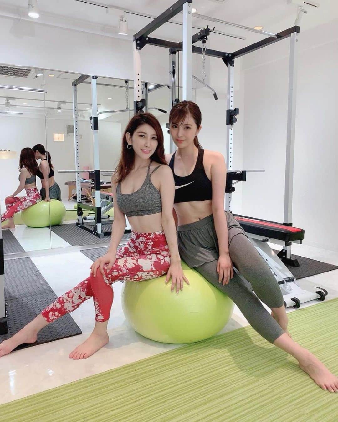 柳いろはさんのインスタグラム写真 - (柳いろはInstagram)「@estretch.gym にて がっつりワークアウト✌︎🔥 ・ ・ 代官山店には行ってたけど 白金台にもスタジオが出来たと いうことで行ってきました☻♥︎ ・ ・ しかもプライベートで仲良しの @alisa_0302 ありちゃんが トレーナーとして加わってて 早速みっちりみてもらってきたよ✨ まず ブルガリアンスクワット ⇣ 背中 ラットプルダウン ⇣ お尻 ヒップスラスト ⇣ クライマー ×2〜3セットして 当日からお尻と二の腕が筋肉痛くるくらい追い込んでもらいました♥︎ ・ ・ 次の日さ、鏡見たらお尻が引き上がっててびっくりしたꙬ！！ ありがとうありちゃん🙌🏼 #workout #estretch #estretch白金台 #イーストレッチ #美人プロテイン」7月14日 13時27分 - irohayanagi