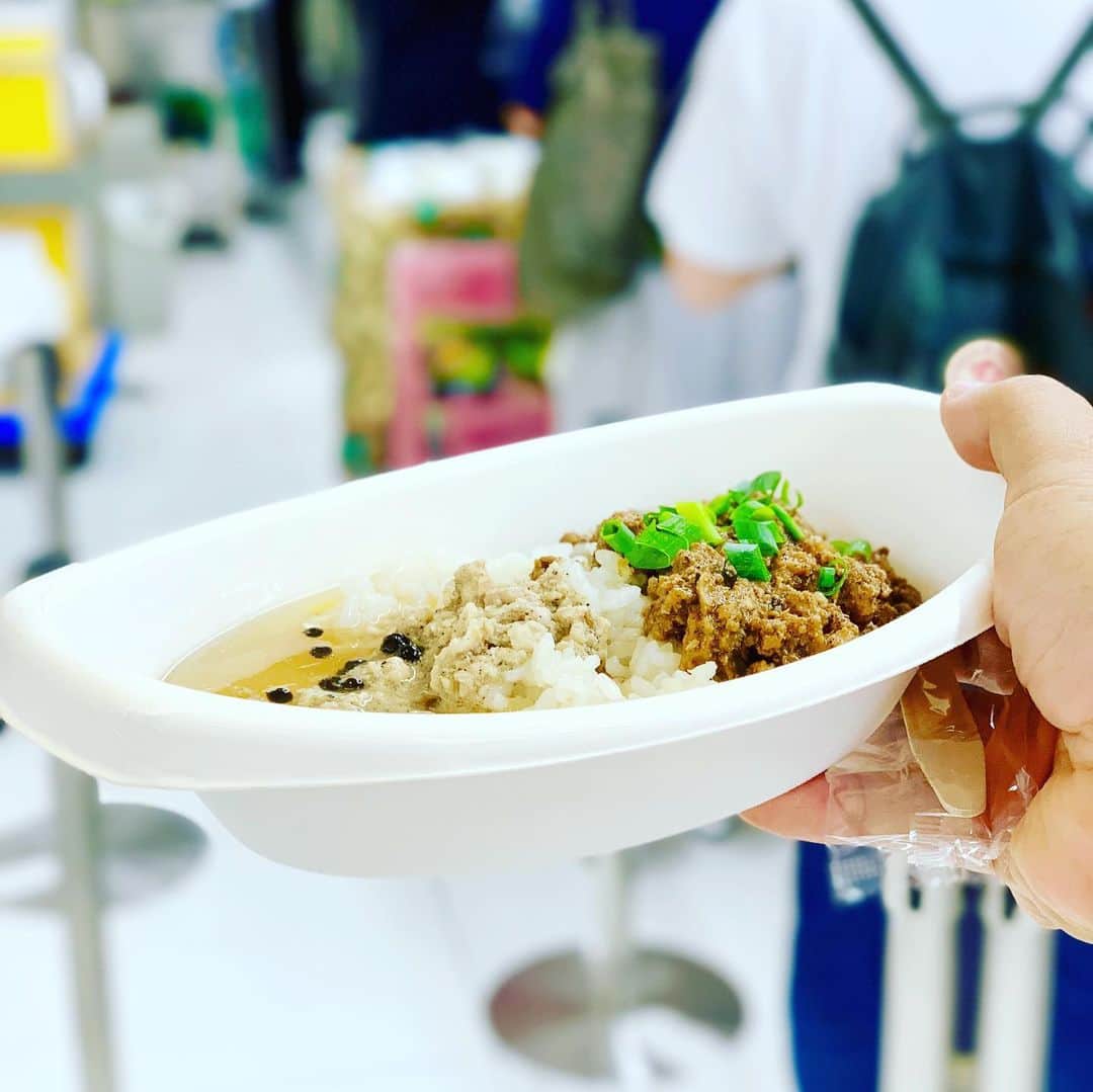 松尾貴史さんのインスタグラム写真 - (松尾貴史Instagram)「#池袋 の #東武百貨店 8階で催されている「 #カレーとうつわと 」会場に来たら、素晴らしい賑わい。  まずは、#丁子 さんのブースで腹ごしらえ。#旧ヤム邸 はいつも食べているのでここはあえて（汗）  #下北沢 「般ﾟ若」#チキンカレー の #レトルト が、これまた凄く売れています！ 1位になった、#東京新聞 の「 #なんでもランキング 」の記事も掲示してくれていました！  有難うございます。  器も魅力的なものばかりです！ 16日までやっています！  #パンニャ #一条もんこ #松尾貴史」7月14日 13時30分 - kitsch.matsuo