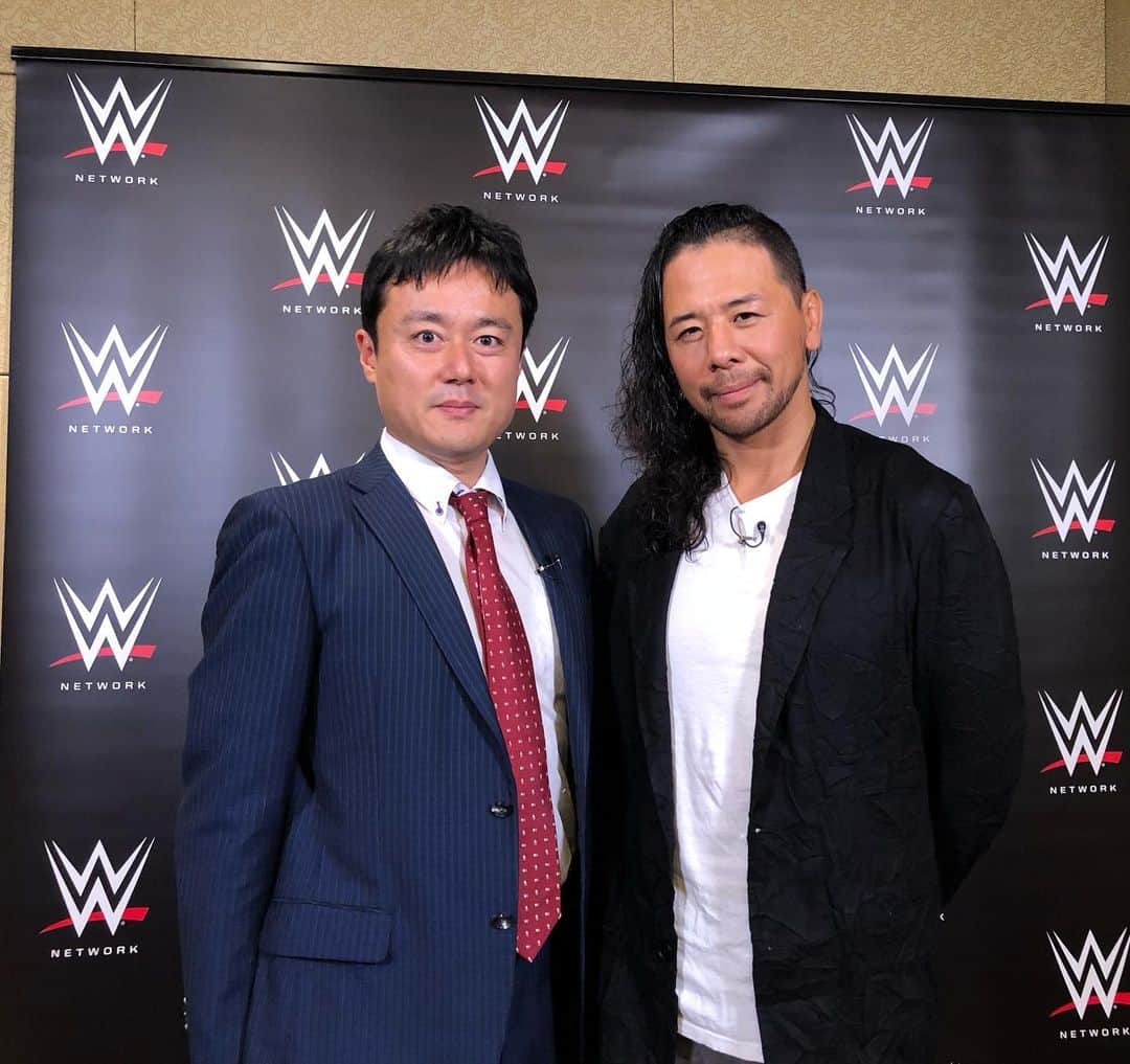 本野大輔のインスタグラム：「明日7月15日（月）世界的スーパースター中邑真輔選手の企画を放送予定です。 朝生ワイトすまたん、ZIP!で午前6時30分過ぎからオンエアです。  中邑真輔選手はアメリカで最も有名な日本人スポーツ選手と評され、世界的プロレス団体WEEのスター選手です。  今回、来日時にインタビューに成功。 ただこの企画の編集が、すまたん名物ディレクター・トシ斎藤ですので普通のインタビューVTRではないと思います。 私も完成したものを見ていないのでドキドキしていますが(^◇^;) 是非ご覧ください。 中邑選手お時間いただきありがとうござました。  #中邑真輔 #wwe #インタビュー #すまたん #zip #本野大輔 #読売テレビ #アナウンサー #プロレス #shinsukenakamura」