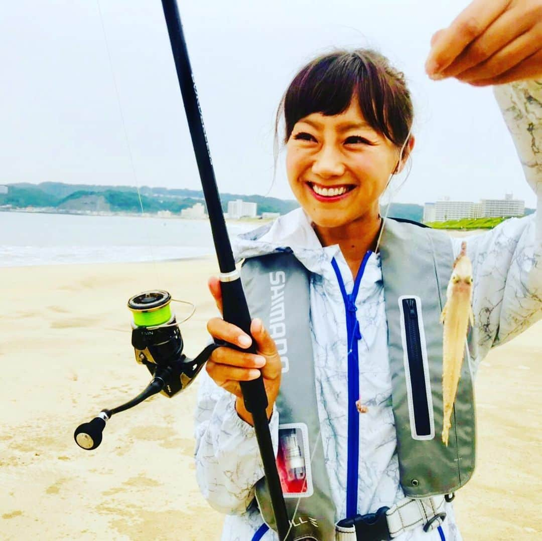 福島和可菜さんのインスタグラム写真 - (福島和可菜Instagram)「今日放送の、 関西テレビ  釣りたガール FM FUJI  福島和可菜のレッツゴー！ゴーアウトサンデー！！ 観て下さった皆様、聴いて下さった皆様、 ありがとうございました🥰  またまた…キス釣れましたぁ🐟😚㊗️ ニヒヒヒヒ🎵嬉しい😆  放送はまたお知らせしますね😁  ロッド SHIMANO BORDERLESS 265H3  リール SHIMANO SUSTAIN 3000XG  PEライン 1.5号  リーダー 20ポンド  #キス #ファーストキス #love #Fishing #タックル #SHIMANO #ロッド #BORDERLESS #リール #SUSTAIN #釣り #魚 #毎日釣りしたい #サーフ #濁りまくってたけど #第一ブレイクの奥で #イソメ #美味しい #お魚 #放送をお楽しみに #🐟 #🤤 #‪🎣‬ #😚 #❤️」7月14日 13時33分 - fukushimawakana