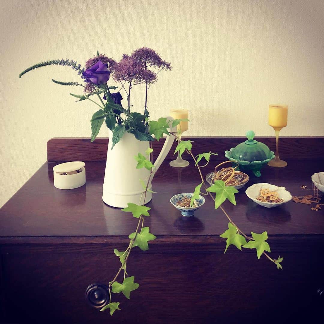 辻直子さんのインスタグラム写真 - (辻直子Instagram)「#bedtime#flowers#calm#aritayaki#astierdevillatte #雨の日はきらい#ゆっくりゆっくり#こんな日も☺︎」7月14日 13時46分 - naoko.ts