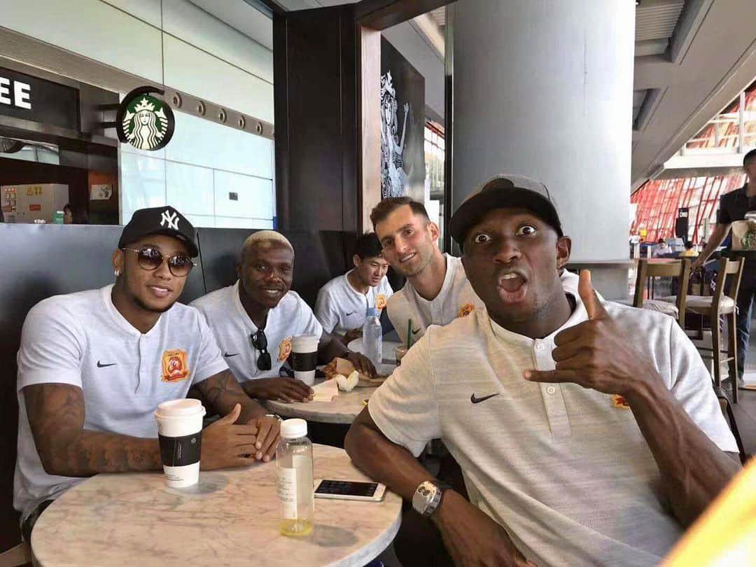 ラファエル・ダ・シルバのインスタグラム：「C’est la magie champion!」
