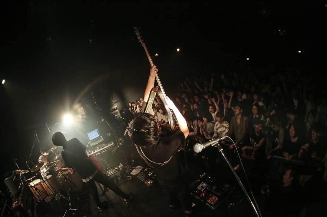 井澤惇のインスタグラム：「日本でのワンマンライブは終わりましたが、次は8/26恵比寿LIQUID ROOMで江沼さんと2マンです！その後もまだ発表出来ませんが、色々LITEでも企画中なのでよろしくお願いしまーす！ photo by @saru_0305」