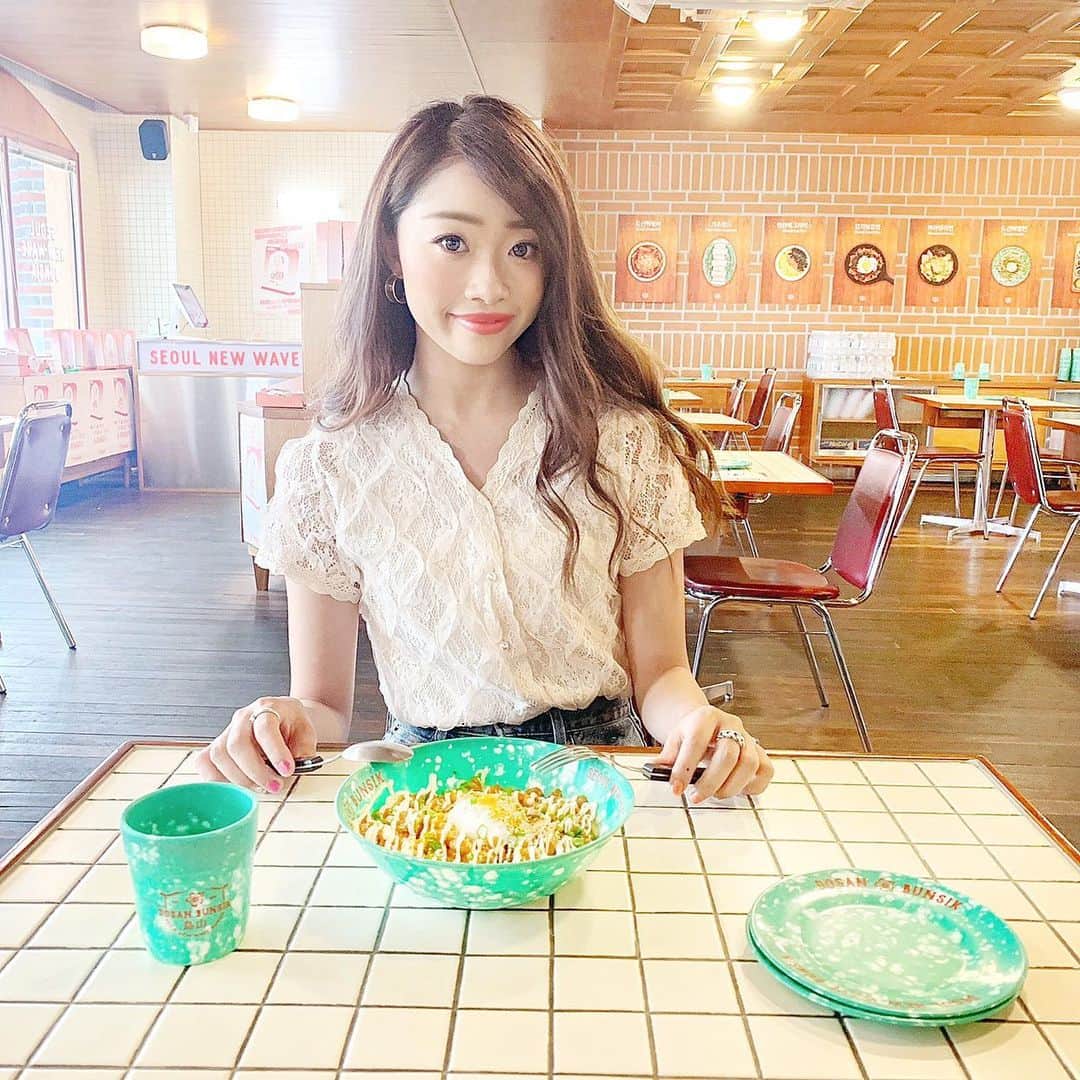 のインスタグラム：「＊ 今年は韓国→グアム→韓国✈️ でずーっと食べてばっかり🤫💕 ・ ・ 7月.8月は旅行に仕事に スケジュール盛りだくさんで🤤🌴🌊 もう9月中旬まで 1日休みはなさそう🥺幸せな事だ😎💕 ・ ・ 子供達のイベントもあるし 今年の夏も楽しもう💕👼🌈 #korean#korea#koreafood #dosanbunsik#tabijyo  #travel#lunch#l4l#like4likes  #도산분식가로수길점#カロスキル #韓国旅行#女子旅#ランチ#カフェ巡り #韓国ファッション#カメラ女子 #仕事も遊びも全力  #タビジョ#いいね#いいね返し#フォロミー」