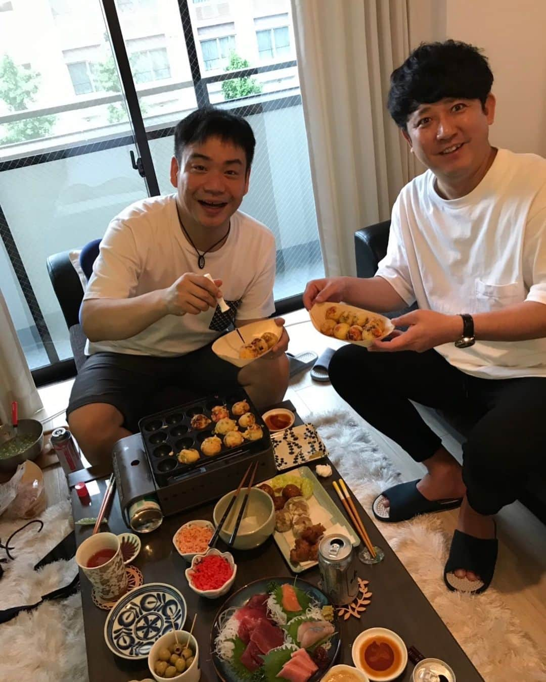 山本栄治さんのインスタグラム写真 - (山本栄治Instagram)「相方に引っ越し祝いでもらった  たこ焼き機  東京ダイナマイト・松田大輔を招いて  たこ焼き  人生で  一番上手いたこ焼き作れた‼️‼️‼️👍」7月14日 13時54分 - eiji7115