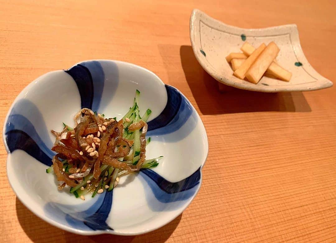 百合華さんのインスタグラム写真 - (百合華Instagram)「京都の祇園にあるミシュラン１つ星の『天ぷら 京星』にてディナータイム🥰﻿ ﻿ こだわりの食材達に薄い衣を纏わせいくら食べても胃もたれしないのは流石匠の技✨✨✨﻿ ﻿ 秘伝の揚げ油やお塩にも拘りを感じられました✨﻿ ﻿ 海老の天ぷらが３回も登場するので海老好きにはたまらない演出ですね❤️﻿ ﻿ 続きはまた次回UP致します^_^﻿ ﻿ #京都 ﻿ #祇園﻿ #京星﻿ #天ぷら﻿ #ミシュラン1つ星 ﻿ #ミシュラン﻿ #匠の技﻿ #揚げ油﻿ #塩﻿ #秘伝」7月14日 13時50分 - yurika.lovelily