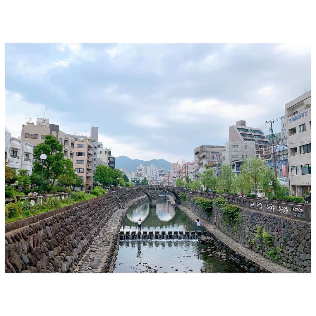 のインスタグラム：「観光スポットになっている有名な眼鏡橋。 隠れ♡を求めて川沿いを散策。 ビーサンで渡る川はなかなか怖いw 曇っていたのに隠れ♡を発見したら太陽がかおをだしたー✌️ 3枚目に♡が隠れてるよ。 見つけたら良いことある か も よ ♡ #trip #shorttrip #travelgram #nagasaki #heart」