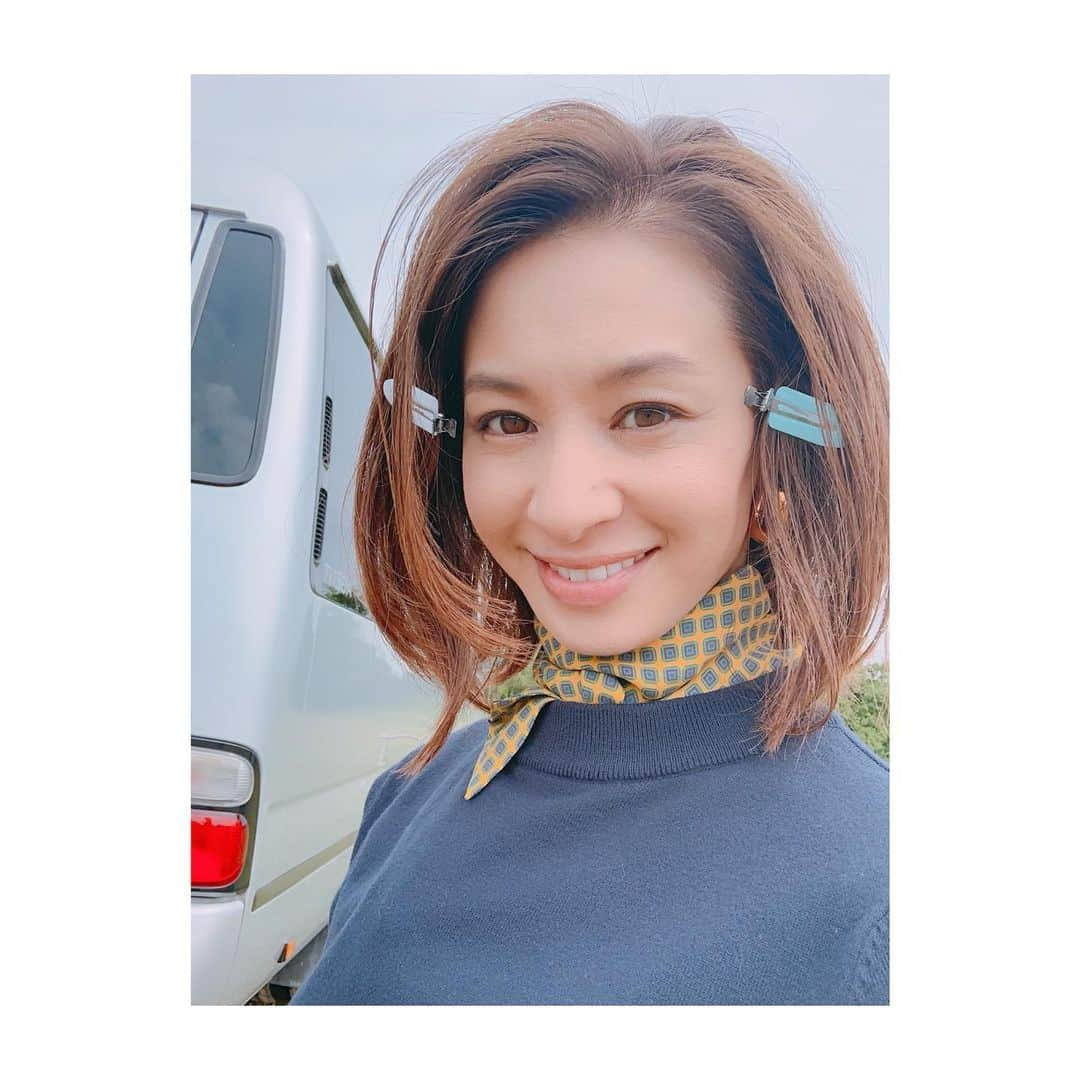 稲沢朋子さんのインスタグラム写真 - (稲沢朋子Instagram)「自然の中で📷立ち位置👍 🐴に乗り走れたら気持ち良いんだろうな〜 みなさま良い連休をお過ごしください #shootings #牧場 #大自然 #カタログ #冬物 #ダウン着用」7月14日 13時56分 - ina_tomo