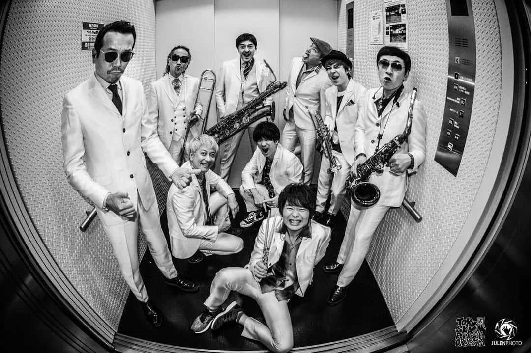 Julen Esteban-Pretelのインスタグラム：「Here is a @tokyoska_official pre-show shot in the typical @JulenPhoto style from their show on 7/4 at @extheater_roppongi  #TOURDREAMS #TheDreamContinues #JulenPhoto #TokyoSkaParadiseOrchestra #Skapara #EXTheaterRopongi」