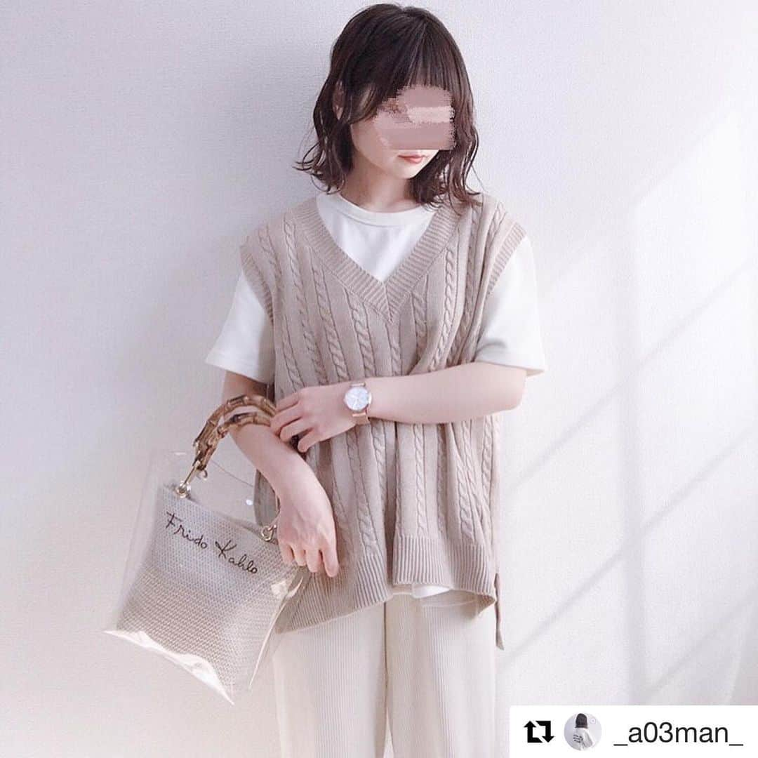 ショップにこにこさんのインスタグラム写真 - (ショップにこにこInstagram)「#Repost @_a03man_ with @get_repost ・・・ ㅤㅤㅤㅤㅤㅤㅤㅤㅤㅤㅤㅤㅤ ㅤㅤㅤㅤㅤㅤㅤㅤㅤㅤㅤㅤㅤ ニットベスト𓂃 今回は アウトで着てみたよ𖧷 スリット入ってるし 前後で少し 長さ違って 後ろが 少し長くなってる* ㅤㅤㅤㅤㅤㅤㅤㅤㅤㅤㅤㅤㅤ vest：#kutir  tops：#feeling  pants：#gu  bag：#shopnikoniko  shoes：#grl  ㅤㅤㅤㅤㅤㅤㅤㅤㅤㅤㅤㅤㅤ 商品名などは WEARに 載せてるので そちらをご確認ください！ #プチプラコーデ #低身長 #低身長コーデ #おチビコーデ #151cmコーデ #夏コーデ #ボブ #外ハネボブ #ゆるコーデ #オーバーサイズ #fashion #coordinate #消えそうな色コーデ #ニットベスト #クリアバッグ #リブスリットワイドパンツ #スニーカー #クティール #エクリュコーデ」7月14日 14時12分 - shopnikoniko