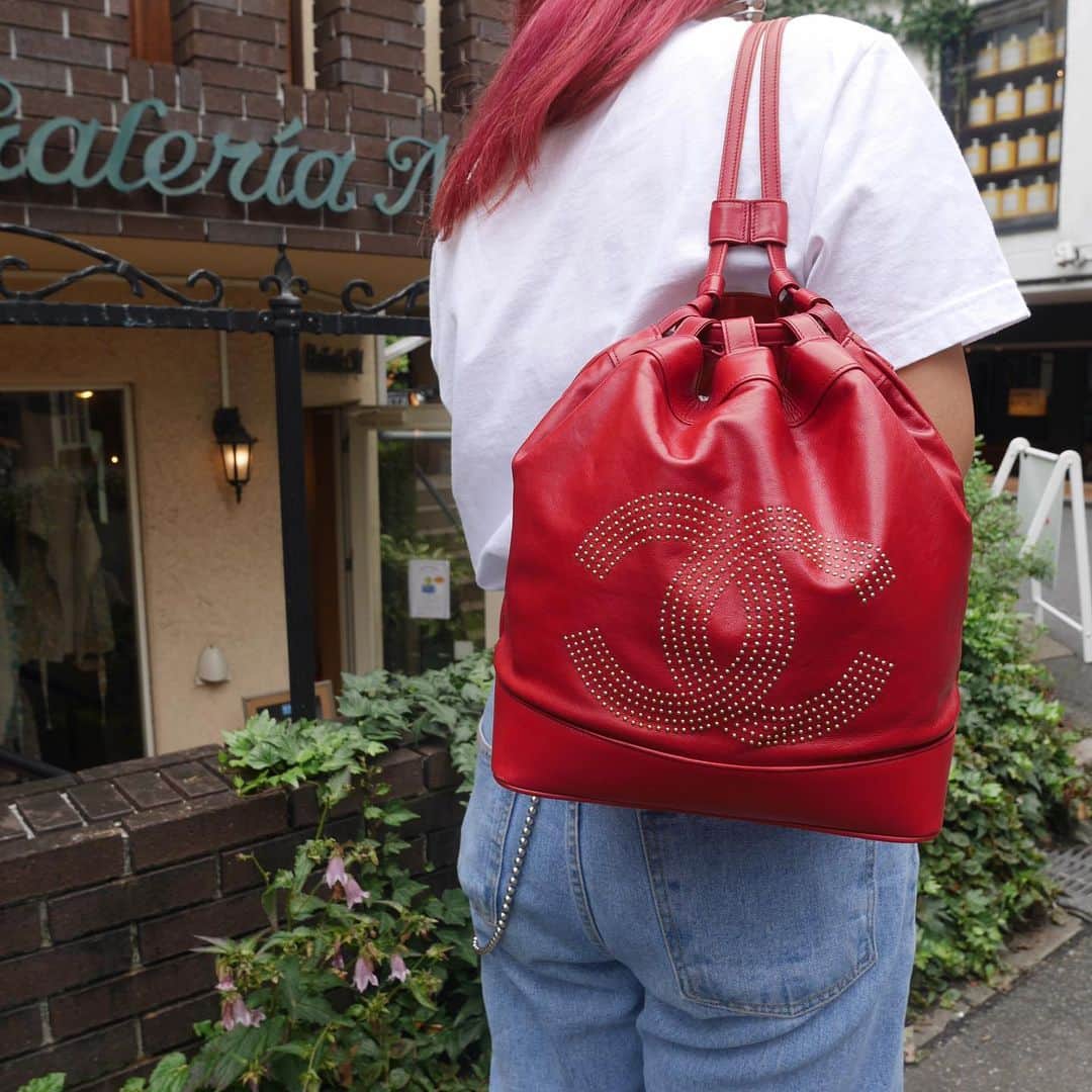 Vintage Brand Boutique AMOREさんのインスタグラム写真 - (Vintage Brand Boutique AMOREInstagram)「Vintage Chanel studded CC shoulder bag. ▶︎Free Shipping Worldwide✈️ ≫≫≫ DM for more information 📩 info@amorevintagetokyo.com #AMOREvintage #AMORETOKYO #tokyo #Omotesando #Aoyama #harajuku #vintage #vintageshop #ヴィンテージ #ヴィンテージショップ #アモーレ #アモーレトーキョー #表参道 #青山 #原宿#東京 #chanel #chanelvintage #vintagechanel #ヴィンテージ #シャネル #ヴィンテージシャネル #amoreomotesando #アモーレ表参道」7月14日 14時05分 - amore_tokyo