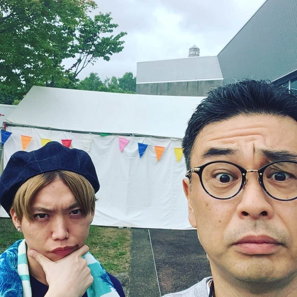 中島ヒロトさんのインスタグラム写真 - (中島ヒロトInstagram)「GENちゃん。  楽屋エリアで会うと、「何してんスか？」って反応（笑）。そりゃそうだよね。お疲れ様でした。BIG CATのサウシーとの対バンもよかったです。火曜日の番組で話します。  #joinalive  #04limitedsazabys  #北海道 #workdaysbecameplaydays」7月14日 14時07分 - djhirotonakajima