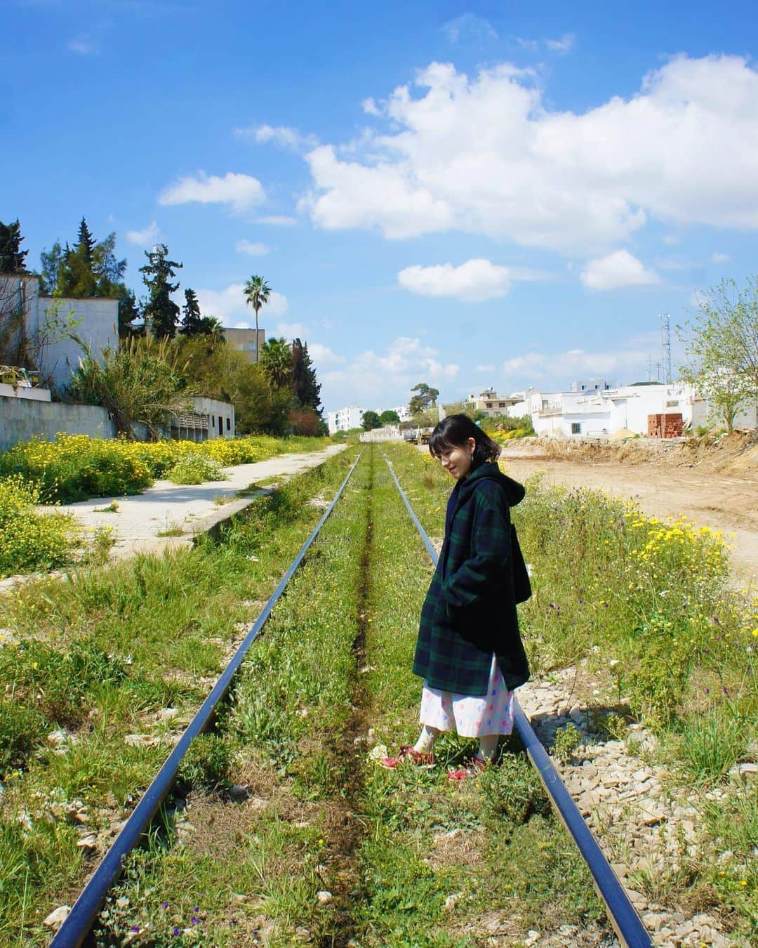 すずきあすかさんのインスタグラム写真 - (すずきあすかInstagram)「チュニジアの線路🛤 3月に行ったばかりなのに、何年も前みたいに感じる不思議😳 . 日本の梅雨明けはまだかなぁ？☂️ . . #チュニジア #تونس #tunisie #チュニジア旅行 #تونسالسفر #tunisieVoyage #旅 #سفر #Voyage #バルド国立博物館 #MuséenationalduBardo #バルド #باردو #Bardo #バルドー国立博物館 #バルドー #اليابانية #Japonais #女子 #نساء #Fille #女子旅 #رحلةالمرأة #FemmesVoyage #線路 #Piste #鉄道 #鉄子 #タビジョ #あすにゃん旅行」7月14日 14時12分 - suzukiasukadesu