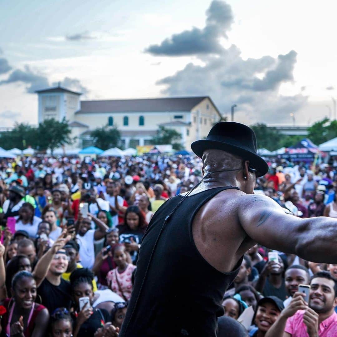 NE-YOさんのインスタグラム写真 - (NE-YOInstagram)「Had a damn BALL at the #overtownmusicartsfestival Thanx for turnin’ up wit a gent! #DoingWhatILove #OvertownWasLit #ItWasHotAsHellOutThere #ILost80PoundsIn30Minutes #TheLoveWasWaaaaayReal  Photo cred: @ninabrazilian」7月14日 14時08分 - neyo