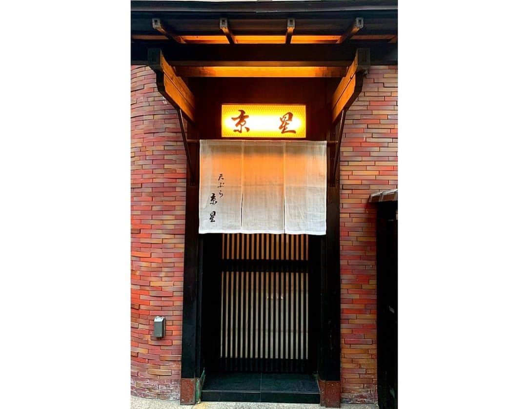 百合華さんのインスタグラム写真 - (百合華Instagram)「京都の祇園にあるミシュラン一つ星の天ぷら『京星』にて、厳選された夏の食材を使ったディナーコースをいただきました🎶﻿ ﻿ 見た目も可愛い鮎の三つ編み天ぷらに一目惚れ🥰﻿ 今回は天ぷらだけで全部で１８品もお出ししていただきましたが、秘伝の油があっさりしていて全く胃もたれせず纏っている薄い衣にも匠の技を感じる事が出来ました✨ ﻿ 締めの海老天茶漬けはもちろんご飯大盛り🍚💕﻿ ﻿ 帰り際に秘伝の油まで持たせてくださり京星さんの至れり尽せりなおもてなしに感謝の気持ちでいっぱいです✨✨✨ ﻿ ﻿﻿ #京都 ﻿﻿ #祇園﻿﻿ #京星﻿﻿ #天ぷら﻿﻿ #ミシュラン1つ星 ﻿﻿ #ミシュラン﻿﻿ #匠の技﻿﻿ #揚げ油﻿﻿ #塩﻿﻿ #秘伝」7月14日 14時10分 - yurika.lovelily