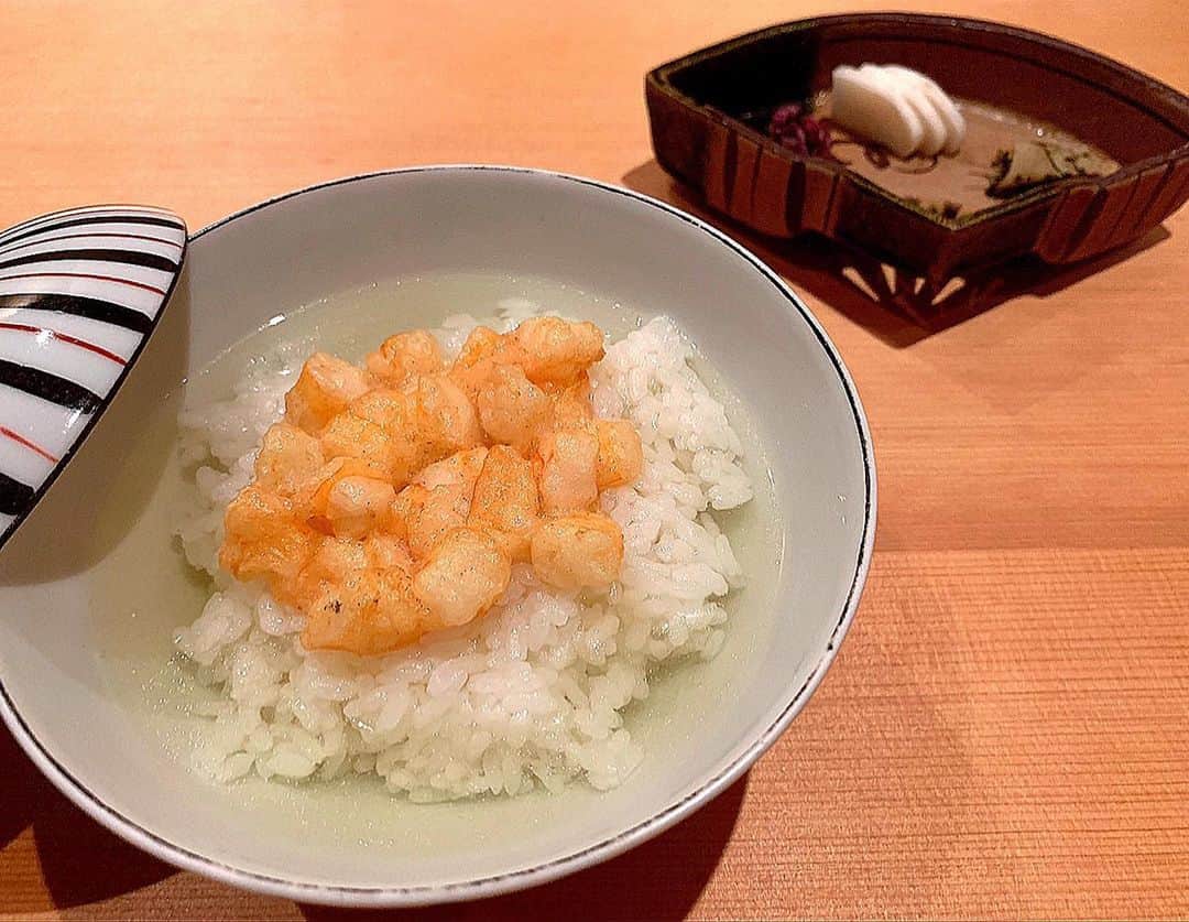 百合華さんのインスタグラム写真 - (百合華Instagram)「京都の祇園にあるミシュラン一つ星の天ぷら『京星』にて、厳選された夏の食材を使ったディナーコースをいただきました🎶﻿ ﻿ 見た目も可愛い鮎の三つ編み天ぷらに一目惚れ🥰﻿ 今回は天ぷらだけで全部で１８品もお出ししていただきましたが、秘伝の油があっさりしていて全く胃もたれせず纏っている薄い衣にも匠の技を感じる事が出来ました✨ ﻿ 締めの海老天茶漬けはもちろんご飯大盛り🍚💕﻿ ﻿ 帰り際に秘伝の油まで持たせてくださり京星さんの至れり尽せりなおもてなしに感謝の気持ちでいっぱいです✨✨✨ ﻿ ﻿﻿ #京都 ﻿﻿ #祇園﻿﻿ #京星﻿﻿ #天ぷら﻿﻿ #ミシュラン1つ星 ﻿﻿ #ミシュラン﻿﻿ #匠の技﻿﻿ #揚げ油﻿﻿ #塩﻿﻿ #秘伝」7月14日 14時10分 - yurika.lovelily