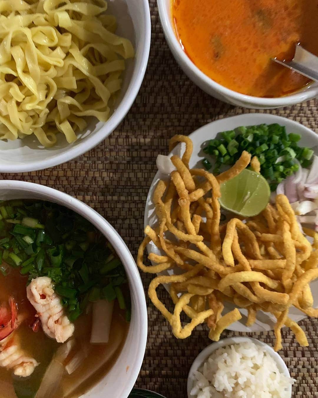 倉岡晋也さんのインスタグラム写真 - (倉岡晋也Instagram)「Practice ✓ Traditional Thai food cooking class at Chang mai It was amazing experience #smileorganicfarmcookingschool thank you !!!! 和食の次に好物の「東南アジア料理」 チェンマイにて、ずっと熱望していたタイ料理教室に参加してきました 自家栽培ハーブ農園を巡り 育て方や香辛料の使い方を楽しく教わり、 鉢の擦り方まで… インストラクターのリリーも面白かったし、、 材料を畑で目で見て触って 摘んで調理して食べて盛り沢山。。。全てペスカトリアンメニュー(魚や卵と乳製品は食べる菜食)にして学びました。。 (今、色々と未来の環境を考えていて、ストイックすぎず少しづつお肉食べないチャレンジをしている。この話はのちのちで！) この日のメニューは初級 スパイスから作るカレーヌードル/春巻き/トムヤムスープ いやー、楽しかったなー。。 以前トルコ料理を習った事もあるんだけど 楽しいんですよねー。 チャンスがあれば大好きな「南欧料理」も学びたい…と思ったり。。 国によって違う、調理器具や食器も見てて楽しいし。飾り付けとか作法とか 料理って本当に本当に奥深い！ リスペクトしながら料理することで自分の生活に取り込み、食べる事から知っていく他国の文化って面白い… #thaifood #shinyakuraokacooking #倉岡旅の記録」7月14日 14時10分 - shinyakuraoka