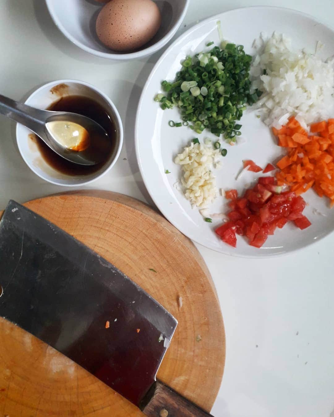 倉岡晋也さんのインスタグラム写真 - (倉岡晋也Instagram)「Practice ✓ Traditional Thai food cooking class at Chang mai It was amazing experience #smileorganicfarmcookingschool thank you !!!! 和食の次に好物の「東南アジア料理」 チェンマイにて、ずっと熱望していたタイ料理教室に参加してきました 自家栽培ハーブ農園を巡り 育て方や香辛料の使い方を楽しく教わり、 鉢の擦り方まで… インストラクターのリリーも面白かったし、、 材料を畑で目で見て触って 摘んで調理して食べて盛り沢山。。。全てペスカトリアンメニュー(魚や卵と乳製品は食べる菜食)にして学びました。。 (今、色々と未来の環境を考えていて、ストイックすぎず少しづつお肉食べないチャレンジをしている。この話はのちのちで！) この日のメニューは初級 スパイスから作るカレーヌードル/春巻き/トムヤムスープ いやー、楽しかったなー。。 以前トルコ料理を習った事もあるんだけど 楽しいんですよねー。 チャンスがあれば大好きな「南欧料理」も学びたい…と思ったり。。 国によって違う、調理器具や食器も見てて楽しいし。飾り付けとか作法とか 料理って本当に本当に奥深い！ リスペクトしながら料理することで自分の生活に取り込み、食べる事から知っていく他国の文化って面白い… #thaifood #shinyakuraokacooking #倉岡旅の記録」7月14日 14時10分 - shinyakuraoka