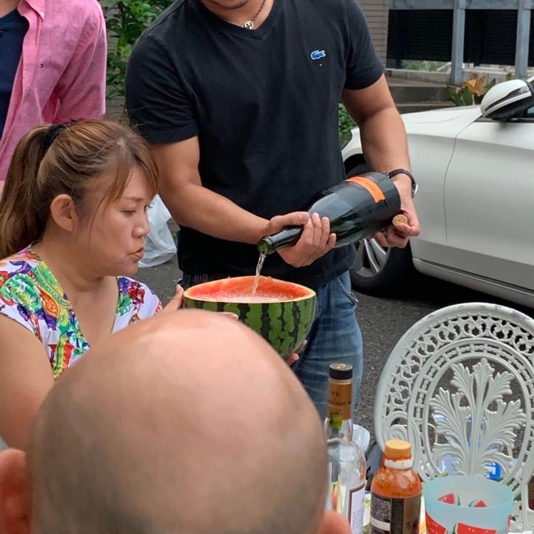 そうすけのインスタグラム：「山田邦子さん邸でのバーベキュー行ってきた 大好物のスイカで、シャンパンを飲むバブリー邦子さん  いや、にしてもオレ頭だけって！  #バーベキュー #ホームパーティー #山田邦子 さん #スイカ #シャンパン #ハゲ頭 #逆光 #ヘアチェック #豪邸 #芸歴40年 #大先輩 #ハゲは出身八丈島のお酒を持っていった #情け嶋 #麦冠 #そうすけ」