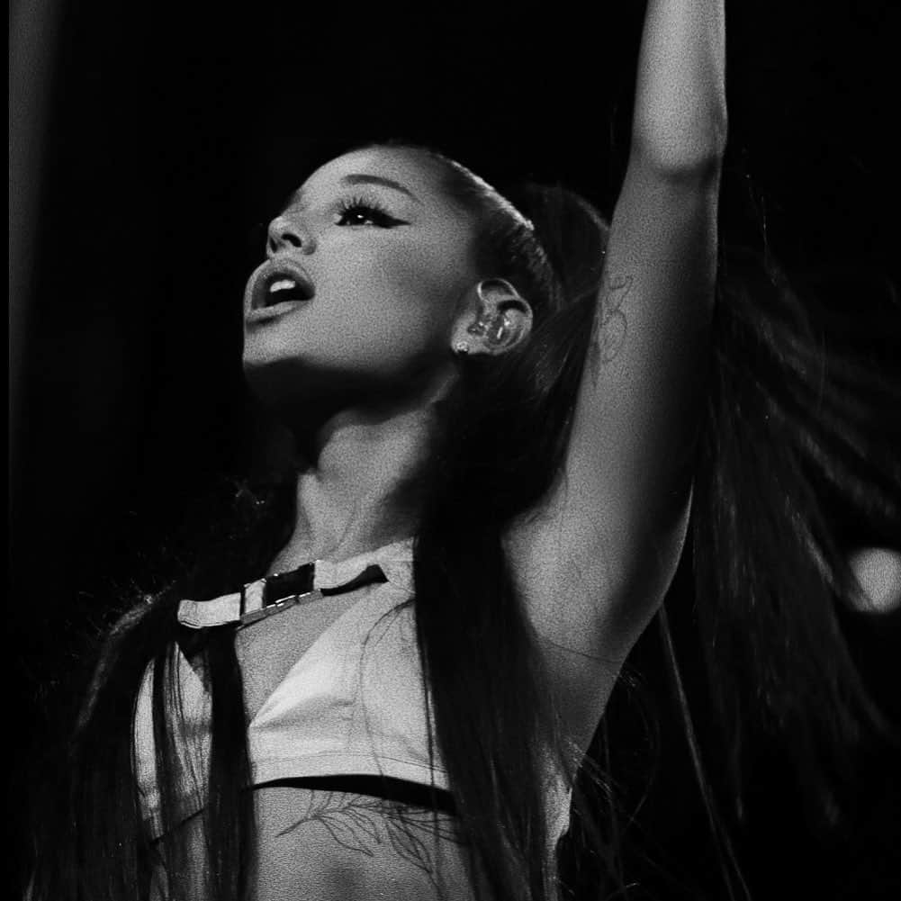 アリアナ・グランデさんのインスタグラム写真 - (アリアナ・グランデInstagram)「fifty down. first leg of @sweetener tour complete. thank u so much. ☺️」7月14日 14時14分 - arianagrande