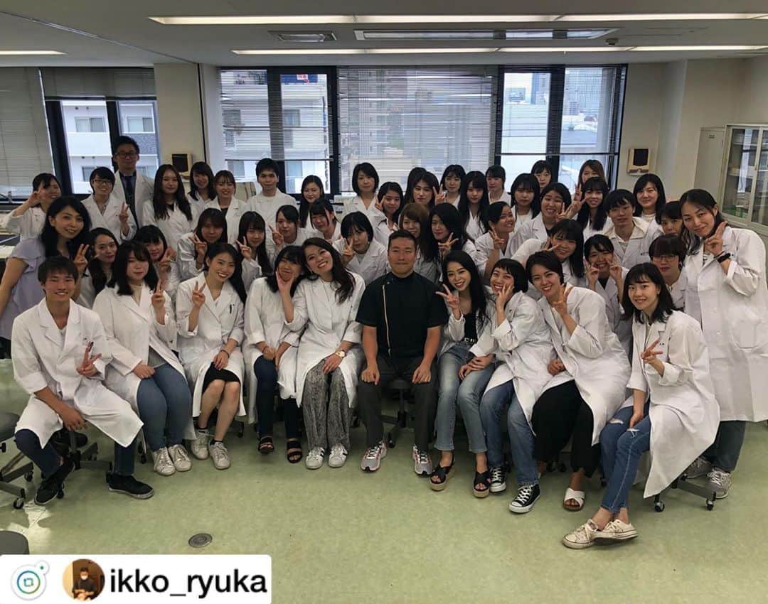 大阪医療技術学園専門学校（ＯＣＭＴ）のインスタグラム：「. 本日、美顔美容鍼(ICCO式美顔はり) の特別講義がありました🥰❤︎ . 講義をして頂いたのは、、、 田中一行先生！！✨✨ (@ikko_ryuka ) . 先生の素早い手さばきに、学生も 「わぁ〜すごい、、、」 と興味津々でした٩(๑❛ᴗ❛๑)۶ とても勉強になりました✏️ . 田中先生！お忙しい中、 貴重なお時間を頂きありがとうございました😊🙏🏻☀︎ . #大阪医療技術学園専門学校  #ocmt #鍼灸師 #美容鍼灸 #ありがとうございました」