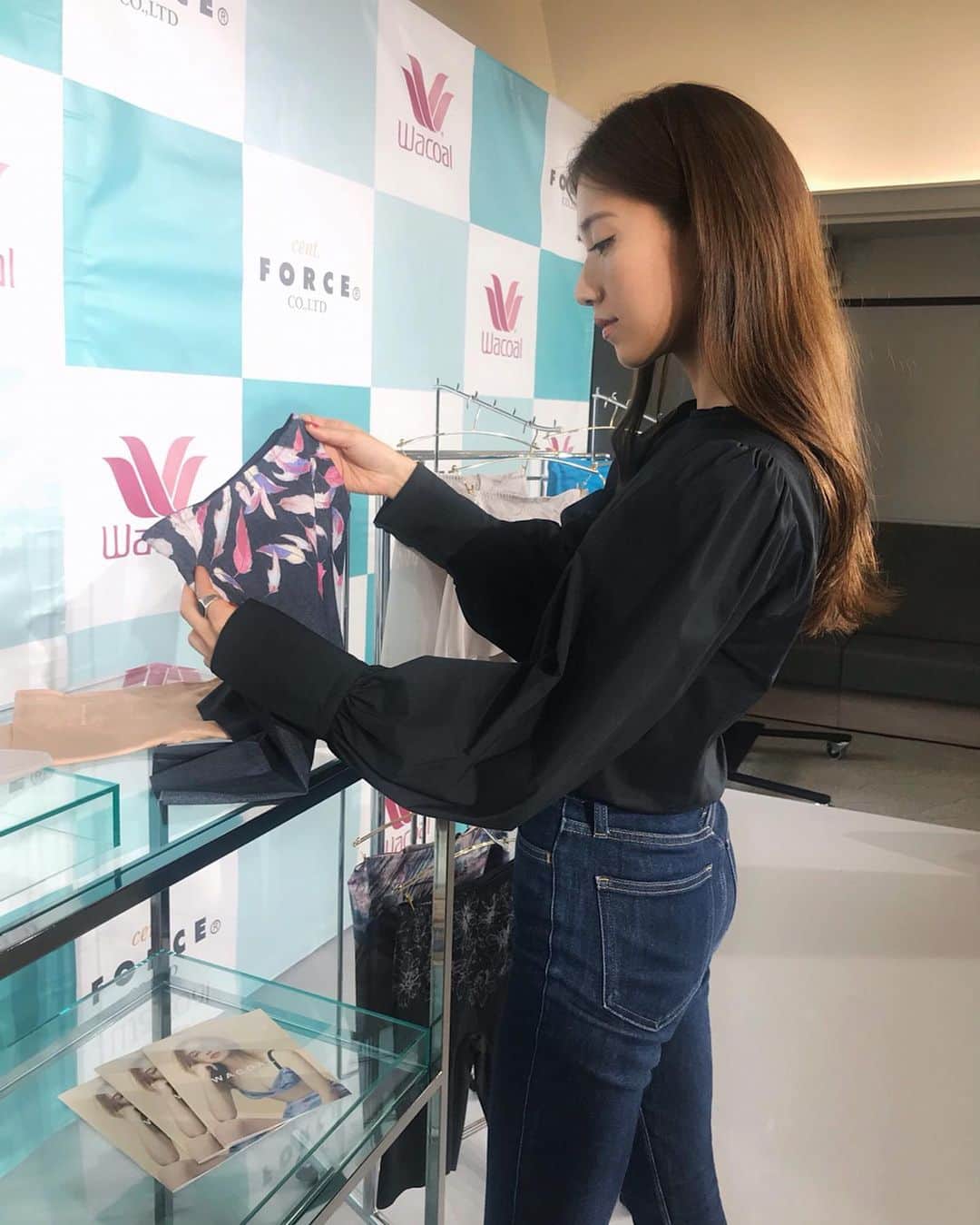 上原歩さんのインスタグラム写真 - (上原歩Instagram)「引き締まったお腹やハリのあるお尻は永遠の憧れですが、日々のトレーニングはなかなか難しかったり🤔  出来るだけ合間でできたら、、という女性の願いに、ガードルの着用を提案する「時短ボディメイク」ガードル推進プロジェクト🌼 ＠wacoal.jp  ちょっと苦しい？という印象のガードルですが、履くだけで気持ちもシャキッとするという感覚に驚いて体のラインが出る洋服の時、着用を心がけるようになりました♡  キュッとしまってすっきりする感じもすきです♡ ・  #love #happy #life #beauty #instagood #pr #ガードル#時短ボディメイク#セントフォース_ワコール」7月14日 14時25分 - ayumiuehara