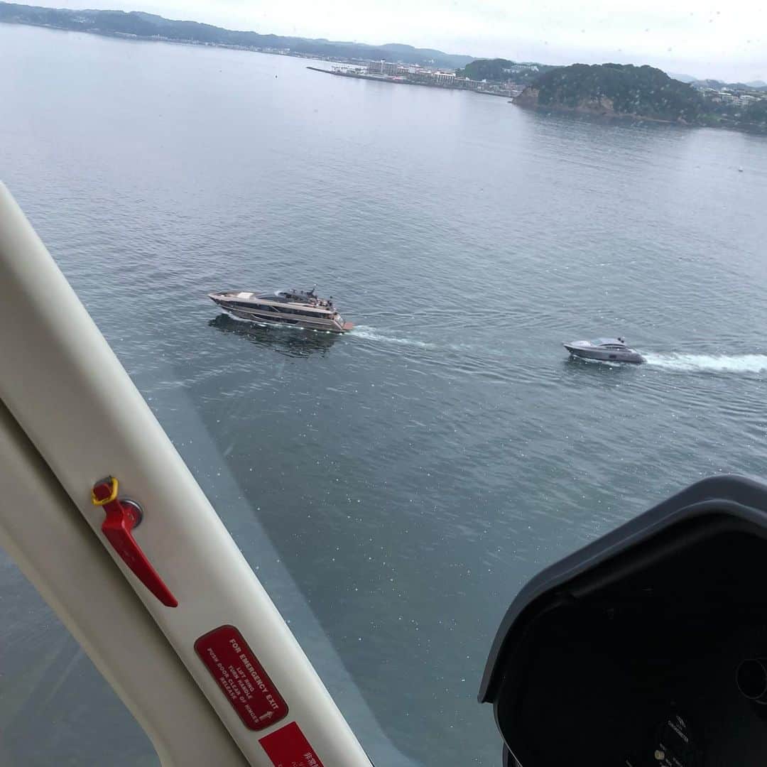 熊谷正寿さんのインスタグラム写真 - (熊谷正寿Instagram)「昨日は、大変にお世話になっているお客様をGMOマリーナ＆スパ佐島でおもてなししました。葉山マリーナでSEA KUMARK2と3に乗船頂き、僕は空からSKY KUMARK2でフライバイお迎え。  #a109 #helicopter #pilot #agustawestland #cruisers #megayachts #yachts」7月14日 14時26分 - masatoshi_kumagai