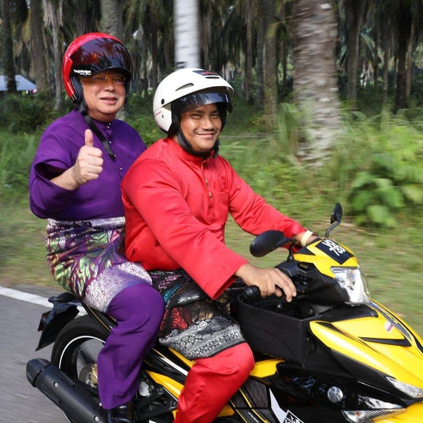 ナジブ・ラザクさんのインスタグラム写真 - (ナジブ・ラザクInstagram)「Naik moto jalan-jalan kat kampung .」7月14日 14時38分 - najib_razak