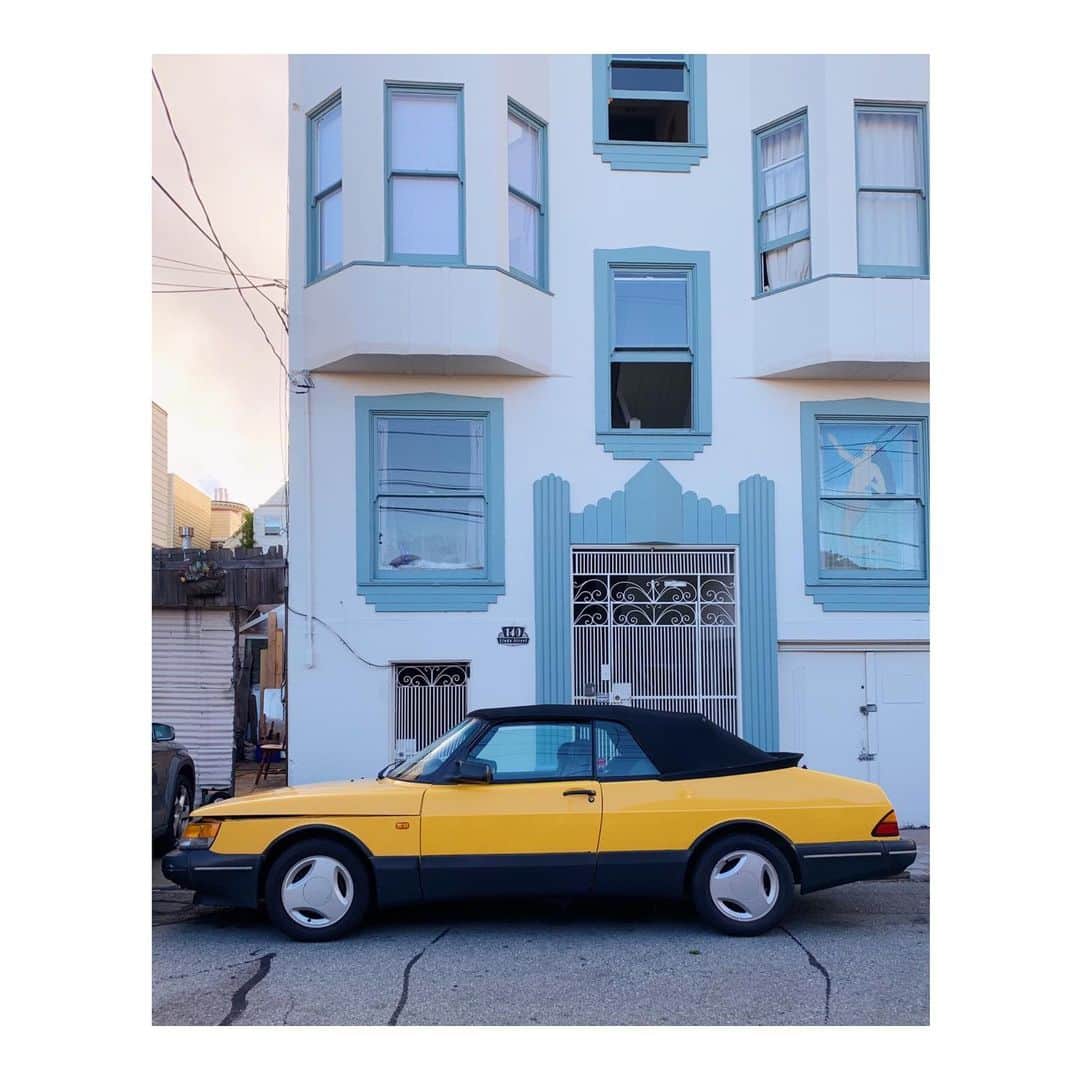 Melissa Santiagoのインスタグラム：「A Saab story 😭😅 #saab900 #AutosOfTheMission #yellow」