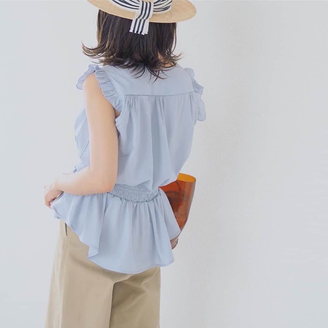 田中亜希子さんのインスタグラム写真 - (田中亜希子Instagram)「@fifth_store の#フリルディティールブラウス のブルー。  少し光沢のある生地です。サイズは小さめでした！脇は少し開くのでインナー着用は必須です＾＾カジュアルなパンツに合わせて着るのが好きです。  #バッグ は @editsheen_store の#巾着付きpvcバッグ 。何にでも合わせやすくてかなりのお手頃プライス◎  まだまだ梅雨空が続きそうですねえ〜！ #fifthtl #fifth#フィフス#プチプラコーデ #プチプラ#低身長#低身長コーデ#おちびの輪 #おちびコーデ #bag#zozotown」7月14日 14時42分 - akiico