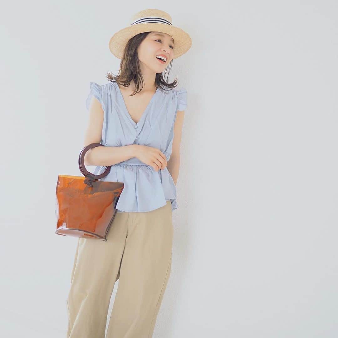 田中亜希子さんのインスタグラム写真 - (田中亜希子Instagram)「@fifth_store の#フリルディティールブラウス のブルー。  少し光沢のある生地です。サイズは小さめでした！脇は少し開くのでインナー着用は必須です＾＾カジュアルなパンツに合わせて着るのが好きです。  #バッグ は @editsheen_store の#巾着付きpvcバッグ 。何にでも合わせやすくてかなりのお手頃プライス◎  まだまだ梅雨空が続きそうですねえ〜！ #fifthtl #fifth#フィフス#プチプラコーデ #プチプラ#低身長#低身長コーデ#おちびの輪 #おちびコーデ #bag#zozotown」7月14日 14時42分 - akiico