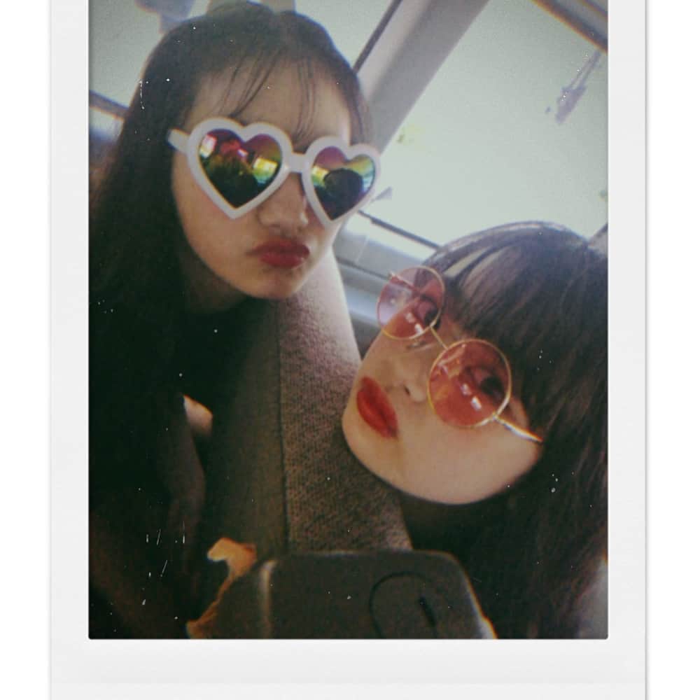 ニコ☆プチのインスタグラム：「グラサンな人たち。🕶 ： ♡ ： ： ❤︎ ❤︎ ： #関谷瑠紀  #高比良由菜  #るきゆな  #ニコプチ」