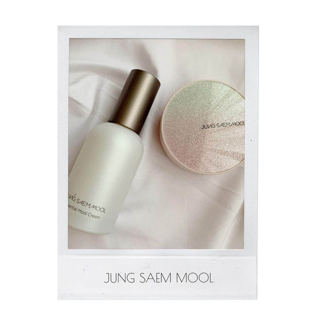小祝麻里亜のインスタグラム：「【JUNG SAEM MOOL／購入品 】 ． ジョンセンムル 路面店での購入品です。春から登場したピンクのパッケージの【Essential Skin Nuder Cushion 】を購入。 ． 普段 可愛い系をあまり持たないんですが、せっかくだし、気分が上がりそうだから従来のではなく、PINK PERFECTIONのにしました！パケのラメ感も、パフもベビーピンクで可愛い💕 {4枚目 ． ．  一緒に買ったのが【Essential Mool Cream】これはクッションファンデ買うなら絶対一緒に購入してほしいです。塗り方は2枚目を参照。 ． ☑︎クッションファンデとムルクリームをMIXして使うと、とぅるとぅる肌に。笑 ☑︎つき方は薄付き。素肌感。 ☑︎油性肌にはおすすめしません。 ☑︎スポンジは付属のじゃないほうが綺麗に肌にのります！ ☑︎気になる箇所(シミや赤みなど)はポンポンっと何回か抑えると◎ ． すっぴんになったあと、ファンデを塗ってみましたがツヤ肌になりましたよ〜！伝わるかな？ {3枚目 ． 購入したら可愛いクラッチポーチとか色々貰えました💘｛5枚目  今回いろいろ試したくて韓国でいくつか購入したので、ゆっくり購入品紹介させてください😊 ． ． ＿＿＿＿＿＿＿＿＿＿＿ #travel #seoul #JUNGSAEMMOOL #makeup #instabeauty #韓国  #韓国旅行  #旅スタグラム #カロスキル #ジョンセンムル #メイク動画 #お気に入りコスメ #メイクプロセス #セルフメイク #韓国コスメ購入品  #韓国コスメ #여행#여행기록 #여행스타그램# #가로수길 #셀스타그램#셀카 #셀피 #화장품 #뷰티스타그램」