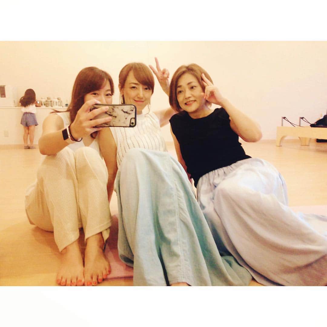 高木沙織さんのインスタグラム写真 - (高木沙織Instagram)「姉さんたちに千葉No.1焼き鳥店と言われる『やのまこと』さんに連れて行ってもらいました🍽 * 2回目の『やのまこと』さん。 1回目も姉さんたちに連れて行ってもらったなぁ☺️ 希少な大動脈も鶏そぼろ丼もいただきました！美味しくて楽しい時間だった！ * 土曜日の夜は好きなものを食べて好きなものを飲んでいい日にしています（日曜日にレッスンがあったらしません）。 土曜日大好きです♥️ * りるちゃんの後ろ姿がかわいすぎる😍 * #三姉妹 #ごはん #ごはん記録 #やのまこと #千葉 #人気店 #千葉グルメ #グルメ #グルメ部  #焼き鳥 #焼鳥 #鳥料理 #鶏そぼろ丼 #土曜日 #土曜の夜 #ピラティス #ヨガ #ヨガインストラクター #food #foodstagram #pilates #yoga #studio #chiba #saturday」7月14日 15時13分 - saori_takagi