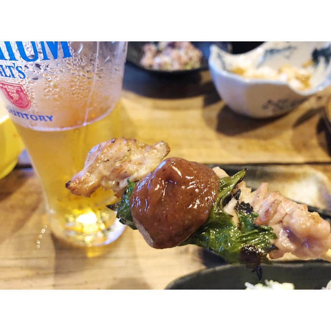 高木沙織さんのインスタグラム写真 - (高木沙織Instagram)「姉さんたちに千葉No.1焼き鳥店と言われる『やのまこと』さんに連れて行ってもらいました🍽 * 2回目の『やのまこと』さん。 1回目も姉さんたちに連れて行ってもらったなぁ☺️ 希少な大動脈も鶏そぼろ丼もいただきました！美味しくて楽しい時間だった！ * 土曜日の夜は好きなものを食べて好きなものを飲んでいい日にしています（日曜日にレッスンがあったらしません）。 土曜日大好きです♥️ * りるちゃんの後ろ姿がかわいすぎる😍 * #三姉妹 #ごはん #ごはん記録 #やのまこと #千葉 #人気店 #千葉グルメ #グルメ #グルメ部  #焼き鳥 #焼鳥 #鳥料理 #鶏そぼろ丼 #土曜日 #土曜の夜 #ピラティス #ヨガ #ヨガインストラクター #food #foodstagram #pilates #yoga #studio #chiba #saturday」7月14日 15時13分 - saori_takagi