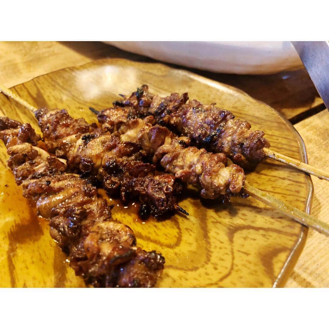 高木沙織さんのインスタグラム写真 - (高木沙織Instagram)「姉さんたちに千葉No.1焼き鳥店と言われる『やのまこと』さんに連れて行ってもらいました🍽 * 2回目の『やのまこと』さん。 1回目も姉さんたちに連れて行ってもらったなぁ☺️ 希少な大動脈も鶏そぼろ丼もいただきました！美味しくて楽しい時間だった！ * 土曜日の夜は好きなものを食べて好きなものを飲んでいい日にしています（日曜日にレッスンがあったらしません）。 土曜日大好きです♥️ * りるちゃんの後ろ姿がかわいすぎる😍 * #三姉妹 #ごはん #ごはん記録 #やのまこと #千葉 #人気店 #千葉グルメ #グルメ #グルメ部  #焼き鳥 #焼鳥 #鳥料理 #鶏そぼろ丼 #土曜日 #土曜の夜 #ピラティス #ヨガ #ヨガインストラクター #food #foodstagram #pilates #yoga #studio #chiba #saturday」7月14日 15時13分 - saori_takagi