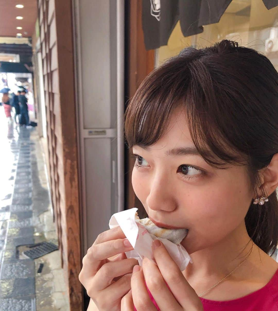 村上奈菜さんのインスタグラム写真 - (村上奈菜Instagram)「炭酸強めのサイダー。 やっぱり太宰府に来たら出来たての梅ヶ枝餅やね🤤❤︎」7月14日 15時05分 - murakami__nana