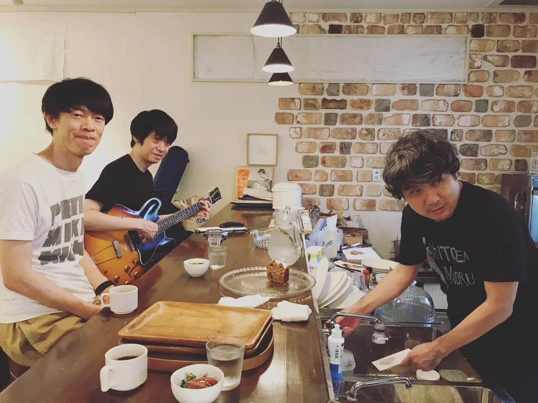 山田稔明さんのインスタグラム写真 - (山田稔明Instagram)「京都・恵文社COTTAGEに到着。18時開演、当日券あります。何を歌おうか考え中。#山田稔明 #高橋徹也」7月14日 15時07分 - toshiakiyamada