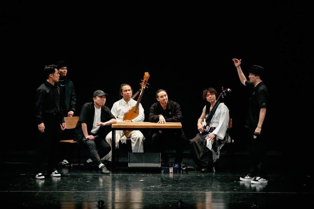 FISHBOYのインスタグラム：「. DANCE DANCE ASIA . TEAM CRAZY ROLLERS . "NON-FICTION"  が終わりました。 . リハーサル期間も笑いながら皆で楽しく作った作品。その空間がそのまま劇場に移ったかのような、楽しい空間になりました。 . 国境を越えて、作品を作る、そして見せる素晴らしさを全身に感じました。 . 今回観に来れなかった方も、もし次回観に来れるタイミングや機会が出来たら是非観に来てくださいね！！！ . 最高の時間を共にすることができた @boogalookite さん . @shamisenplayer_masakatsu さん . @beatboxerhirona . Kru Addさん . @marzipansgd . . @mtpop.king . . に大感謝☺✨✨✨ . @dance_dance_asia スタッフの皆さん。国際交流基金の皆さん。PARCOの皆さん。この様な機会を与えて下さってありがとうございました。 . そして、観に来てくれたお客様！ありがとうございました！！！！✨ #dancedanceasia #crossingthemovements」