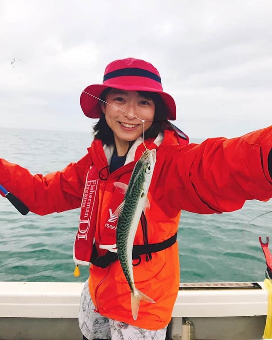 高本采実さんのインスタグラム写真 - (高本采実Instagram)「🎣 この前アコウ釣りに行ってきました🙈 エサのイワシを釣るサビキの時に サバの子どもちゃんが釣れた(*ﾟーﾟ*) イワシと同じサイズでもやっぱり青物は引きますね〜🤩✨ . サバちゃん、海でしっかり大きくなるんだよ〜🐟🐟🐟 . . . . #オフショア #船釣り #サビキ #DI #サバ #鯖 #青物 #船 #海釣り #fishing #boatfishing #釣りガール #釣り好き #瀬戸内海 #あやみん #高本采実」7月14日 15時19分 - ayami__summer