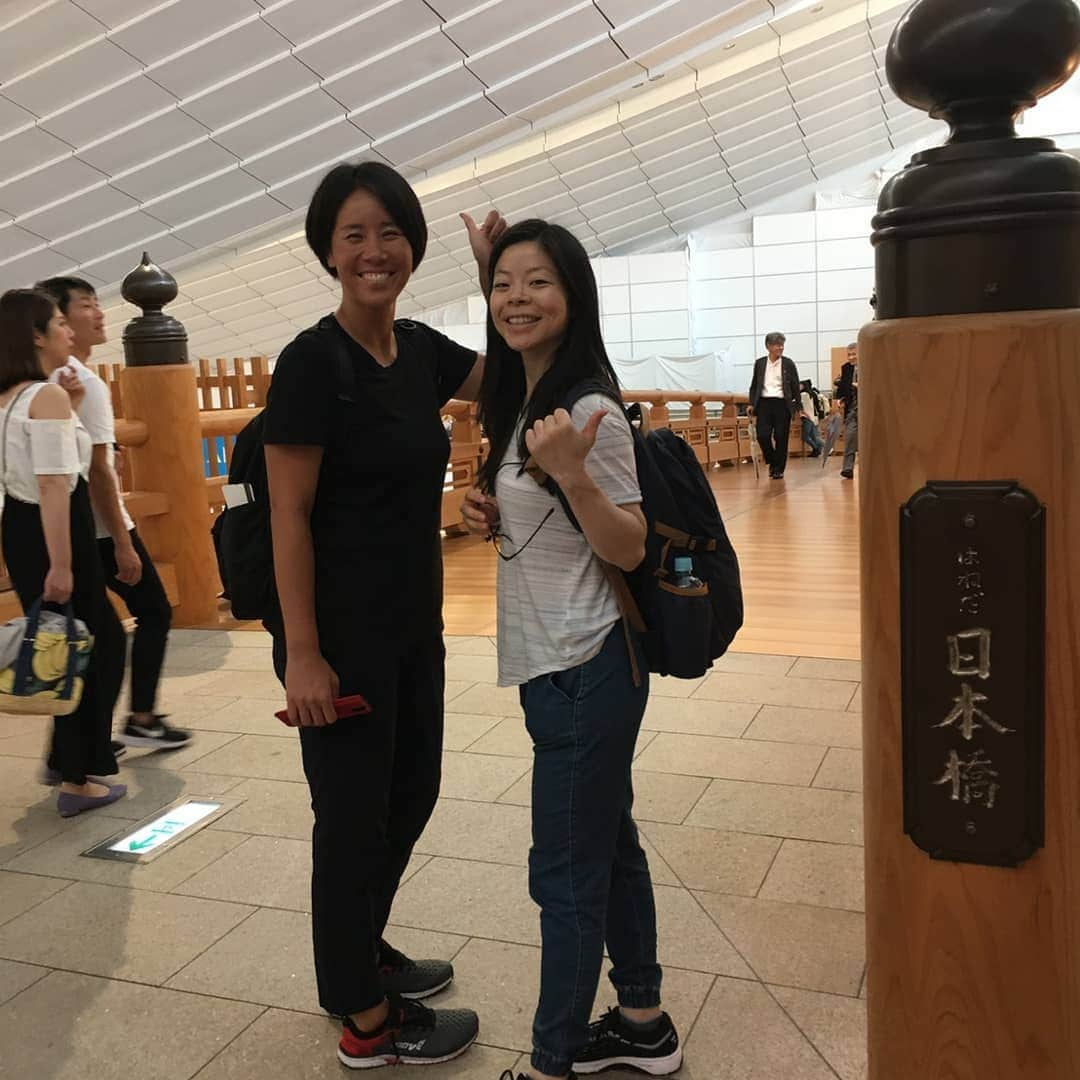 草野歩さんのインスタグラム写真 - (草野歩Instagram)「これからカナダへ行って来ます✈️ 空港でシャーリーと一緒になりました☺️ 私たちは試合、シャーリーたちはマイアミでパラスポーツの支援。 頑張ろう、日体大👍  #beachvolleyball #beach #ビーチバレー #PASONA #パソナ #日本体育大学 #NipponSportsScienceUniversity #NSSU #LuxotticaJapan #ルックスオティカジャパン #athletearomacare #アスリートアロマ #Auter #オーター #大学院 #phd  #phdstudents #コーチ学 #coaching #博士号 #デュアルキャリア」7月14日 15時32分 - kusano_ayumi