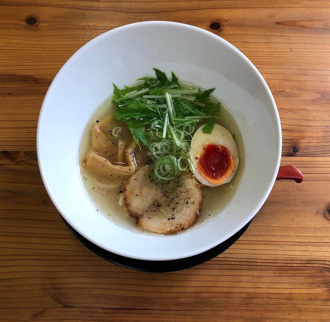 のインスタグラム：「大阪ラーメン探訪② 大阪浪速区元町YOLOpeeps しおらーめん(ハーフ)  同店のしおらーめん。鶏ガラと香辛野菜をゆっくり炊いて丁寧にアク取りしたスープ。カエシは鶏白湯同様昆布とホタテを使った塩ダレ。更にスープに深みを出すためネギ油、にんにく油、鶏油、香辛野菜で煮て作った背脂、スパイスが数種入ってる。それらの配分バランスと塩輪郭が素晴らしくて麺も食べ始めてないのにスープを飲むのを中々止められなかった。中毒性が非常に高い。卵は鶏白湯と同じく蘭王卵の味玉、チャーシューも同じくドルチェポルコのバラ肉。近辺ではこのクオリティで700円は安過ぎ美味すぎと人気メニューになりつつあるとの事。  ①Overall picture of ramen(全体像) ②Soup like a waterfall.The oil dots in the golden soup are beautiful.(スープを滝のようにする。黄金色スープの中のオイルドットが美しい) ③Lift noodles(麺を持ち上げる) ④roasted pork fillet. Visual confirmation of the feeling of movement.The moon of Dolce Porco floats in the salt universe.  It's romantic.(チャーシュー。躍動感を確認。ドルチェポルコの月が塩宇宙に浮かんでる。ロマンチックだ)  #yolopeeps #大阪ラーメン #ラーメン #らーめん #拉麺 #ramen #麺 #ramennoodles #instaramen #instafood」