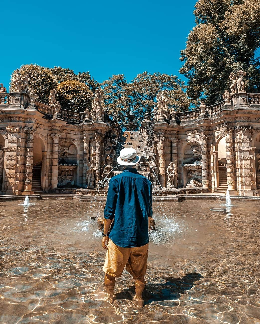 山下歩さんのインスタグラム写真 - (山下歩Instagram)「ゲーテ街道8都市目はドレスデン！🇩🇪 真夏日でバテそうになってたところ発見した街の中の小さなオアシスがめちゃくちゃ神秘的でした。ギネス認定されている世界一綺麗な乳製品屋さんなど、普通な感じで何百年の歴史があるロケーションがそこらじゅうにあります。ドレスデンはゲーテ街道のなかでもお気に入りの街です！ @visit.dresden  #ドイツ観光局 #goethe #ゲーテ街道 #海外旅行 #germany」7月14日 15時48分 - ayumu822