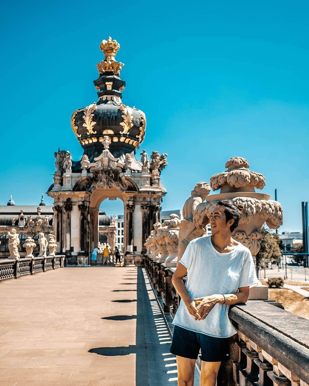 山下歩さんのインスタグラム写真 - (山下歩Instagram)「ゲーテ街道8都市目はドレスデン！🇩🇪 真夏日でバテそうになってたところ発見した街の中の小さなオアシスがめちゃくちゃ神秘的でした。ギネス認定されている世界一綺麗な乳製品屋さんなど、普通な感じで何百年の歴史があるロケーションがそこらじゅうにあります。ドレスデンはゲーテ街道のなかでもお気に入りの街です！ @visit.dresden  #ドイツ観光局 #goethe #ゲーテ街道 #海外旅行 #germany」7月14日 15時48分 - ayumu822