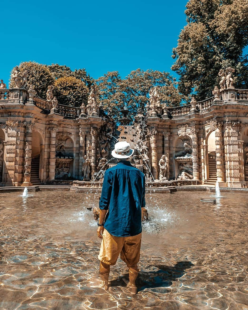 山下歩のインスタグラム：「ゲーテ街道8都市目はドレスデン！🇩🇪 真夏日でバテそうになってたところ発見した街の中の小さなオアシスがめちゃくちゃ神秘的でした。ギネス認定されている世界一綺麗な乳製品屋さんなど、普通な感じで何百年の歴史があるロケーションがそこらじゅうにあります。ドレスデンはゲーテ街道のなかでもお気に入りの街です！ @visit.dresden  #ドイツ観光局 #goethe #ゲーテ街道 #海外旅行 #germany」